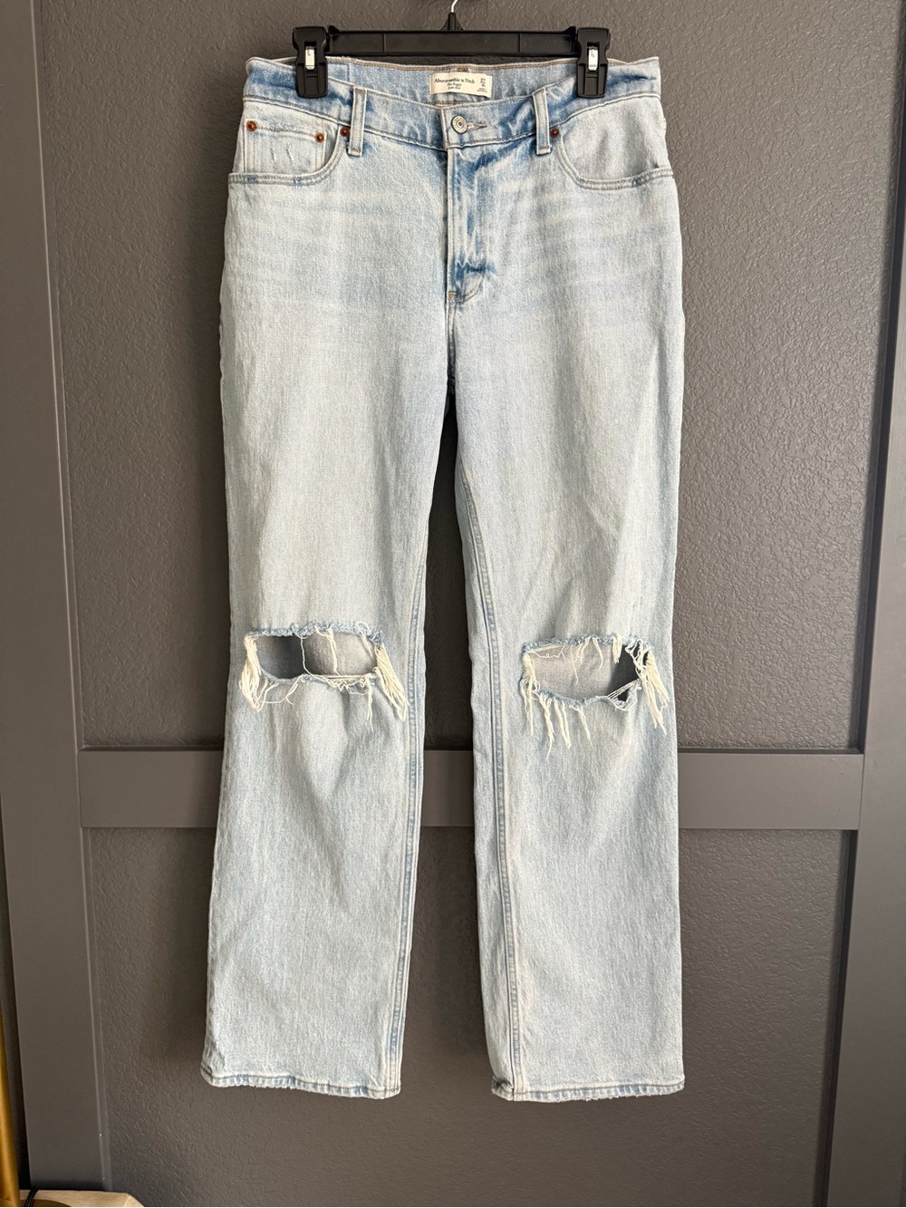 ABERCROMBIE & FITCH • the baggy low rise jeans light wash distressed size 27